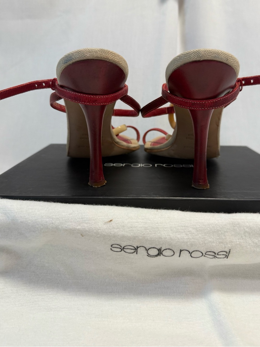 Sergio Rossi Red Patent T-Strap Sandals with Cream Chain Detail - Picture 3 of 4